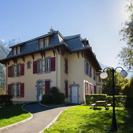 Sleeps 6 *
