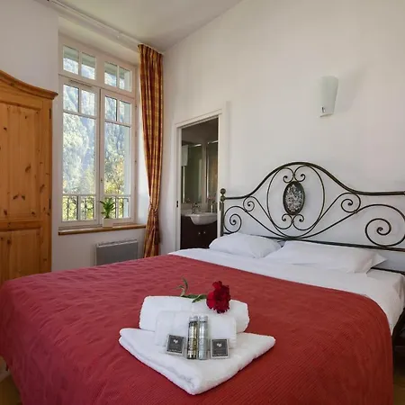 Sleeps 6 *
