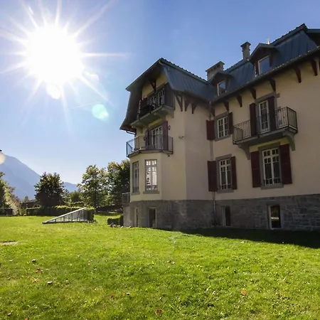Sleeps 6 *